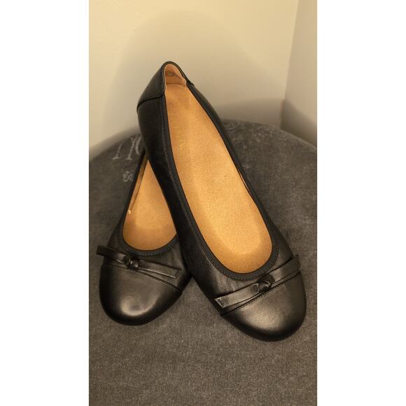 Vionic Shoes - NWOT Vionic Amorie black leather orthotic bow ballet flats
